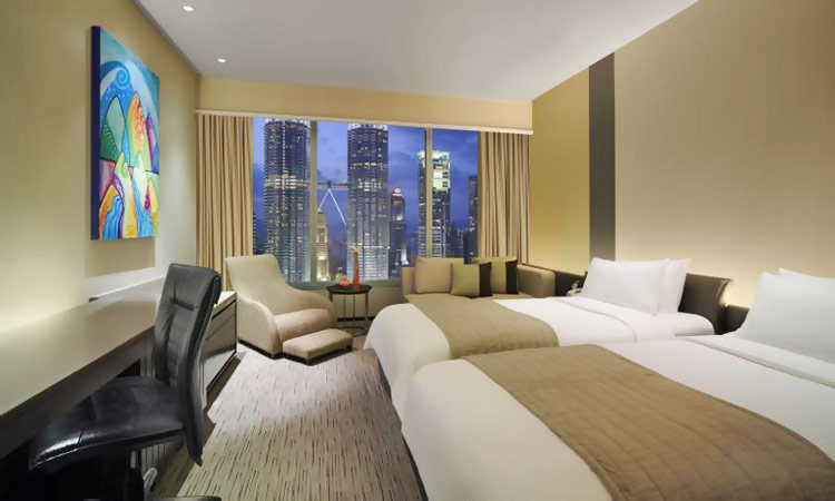Deluxe Room Twin Towers View, Traders Hotel by Shangri-La
